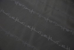 Φόδρα βισκόζ ασετάτ ανθρακί 150cm φάρδος με μοτίβο καλλιγραφικά γράμματα