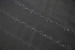 Φόδρα βισκόζ ασετάτ ανθρακί 150cm φάρδος με μοτίβο καλλιγραφικά γράμματα