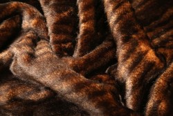 Γούνα σε καφέ χρώμα με σχέδιο ρίγες και φάρδος 150cm