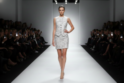 Βραδινό ύφασμα με glitter και σχέδιο άνθη φάρδους 130cm 