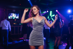 Βραδινό ύφασμα ελαστικό ζέρσεϋ με ασημί γκλίτερ και φάρδος 150cm