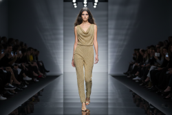 Βραδινό ύφασμα ελαστικό ζέρσεϋ με χρυσό γκλίτερ και φάρδος 150cm