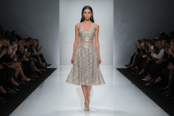 Βραδινό ύφασμα λευκό ελαστικό με παγιέτες και φάρδος 150cm