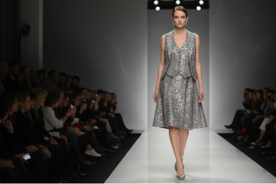 Βραδινό ύφασμα λευκό ελαστικό με παγιέτες και φάρδος 150cm