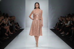 Βραδινό ύφασμα σομόν ελαστικό με παγιέτες και φάρδος 150cm