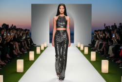 Βραδινό ύφασμα ελαστικό με παγιέτες ασημί οριζόντιες και φάρδος 150cm