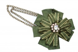 Καρφίτσα σε πράσινο χρώμα με πέρλες, αλυσίδα και σχέδιο άνθος με διάμετρο 70mm 