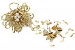 Καρφίτσα σε σχήμα άνθους με χρυσές χάντρες και διάμετρο 55mm 