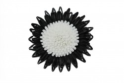 Καρφίτσα σε μαύρο και λευκό χρώμα με σχέδιο άνθος 100mm