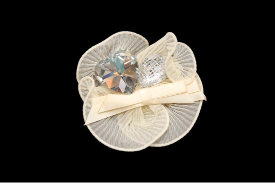 Καρφίτσα υφασμάτινη εκρού με πέτρα στρας σε σχέδιο καρδιά 7cm