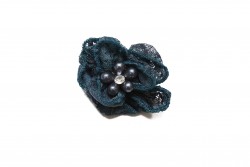 Καρφίτσα σε μπλε χρώμα υφασμάτινη με περλες και στρας στο κέντρο 5cm