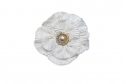 Καρφίτσα με ύφασμα πλισέ και σχέδιο άνθος με διάμετρο 8cm σε λευκό χρώμα και στρας με πέρλα