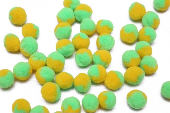 Πομ - πομ μπαλίτσες δίχρωμες (πράσινο - κίτρινο) 16mm διάμετρος
