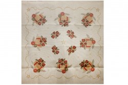 Κέντημα πολύχρωμο καρέ (τραπεζομάντηλο) 150X150cm σε σχέδιο δώρα (Χριστουγεννιάτικο)