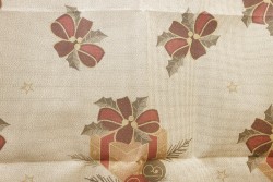 Κέντημα πολύχρωμο καρέ (τραπεζομάντηλο) 150X150cm σε σχέδιο δώρα (Χριστουγεννιάτικο)