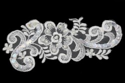 Ραφτό μοτίφ λουλούδι σε λευκό χρώμα με διαφάνεια και πούλιες 180Χ78mm