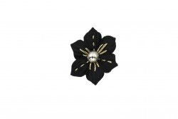 Ραφτό μοτίφ άνθος σε μαύρο χρώμα με λεπτομέρειες σε χρυσό νήμα διαμέτρου 50mm
