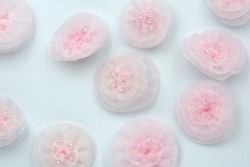 Ραφτό μοτίφ άνθος ροζ με χάντρες διαμέτρου 25mm