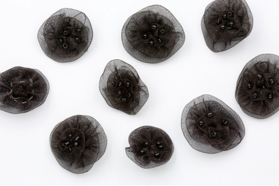 Ραφτό μοτίφ άνθος μαύρο με χάντρες διαμέτρου 25mm