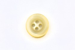 Κουμπί κίτρινο στρογγυλό με τέσσερις τρύπες