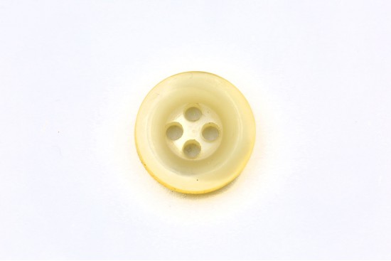 Κουμπί κίτρινο στρογγυλό με τέσσερις τρύπες