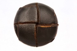 Κουμπί σκούρο καφέ στρογγυλό με ποδαράκι