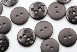 Κουμπί στρογγυλό σε μαύρο χρώμα με δύο τρύπες