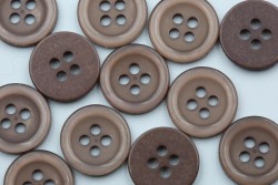 Κουμπί στρογγυλό σε καφέ αποχρώσεις με τέσσερις τρύπες