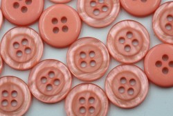 Κουμπί στρογγυλό σε ροζ αποχρώσεις με τέσσερις τρύπες